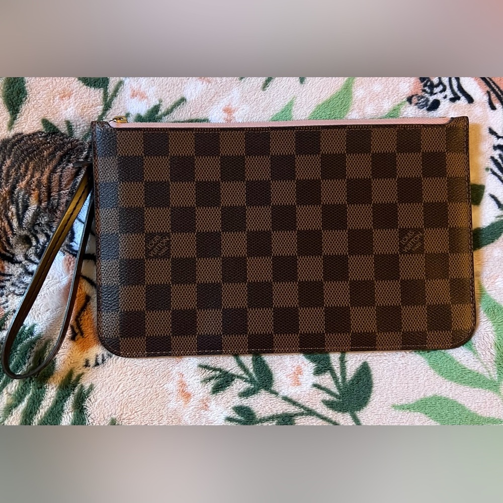 Louis Vuitton Neverfull MM Pochette